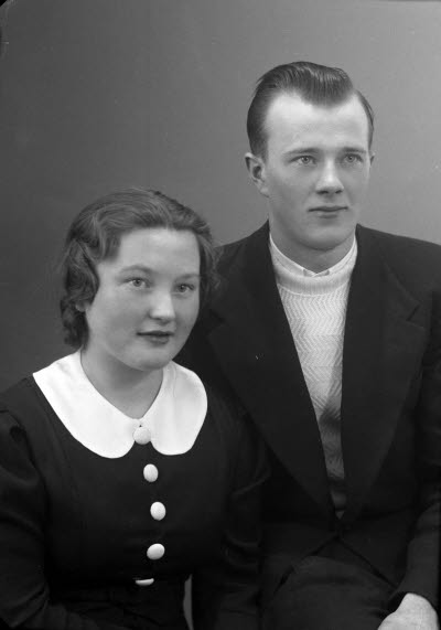 Porträtt av ett par; en herre och en dam. Ateljefoto.