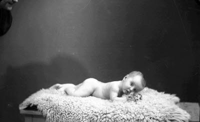 Porträtt av ett barn. Ateljefoto.