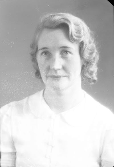 Porträtt av en dam. Ateljefoto.