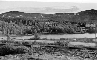 Andra Sidan, Gällivare, med Dundret i bakgrunden. Vassara älv.