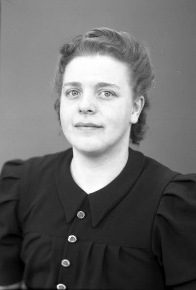 Porträtt av en dam. Ateljefoto.