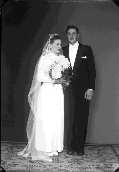 Porträtt av ett brudpar; en herre och en dam. Ateljefoto.