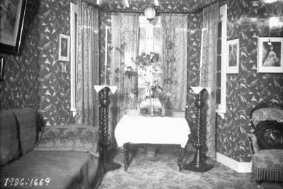 Interiör vardagsrum; rokokomöbel, piedestaler.