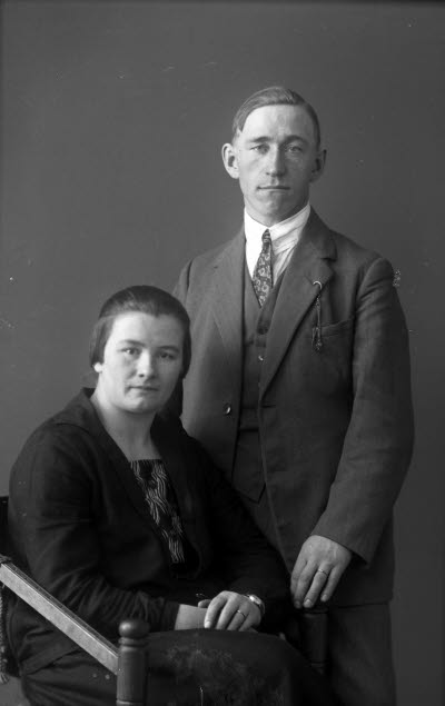 Porträtt av en herre och en dam. Ateljefoto.