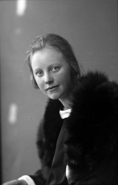 Porträtt av en dam. Ateljefoto.