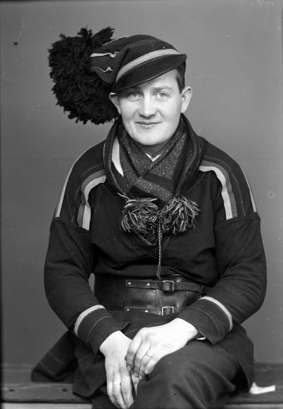 Porträtt av en herre i samedräkt. Ateljefoto.