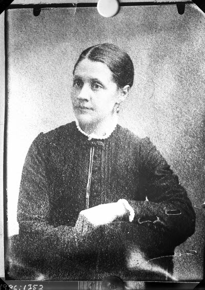 Porträtt av en äldre dam. Ateljefoto.