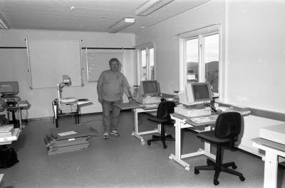 Inredning av nytt datarum för utbildningar.