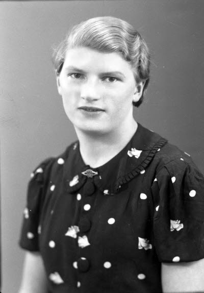 Porträtt av en dam. Ateljefoto.