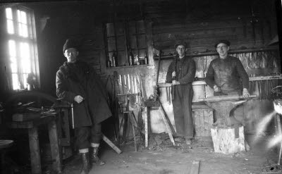 snickeriverkstad interiör. Tre herrar, oidentifierade.