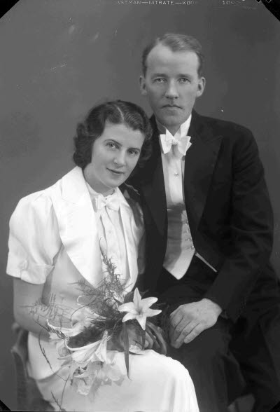 Porträtt av ett brudpar. Ateljefoto.