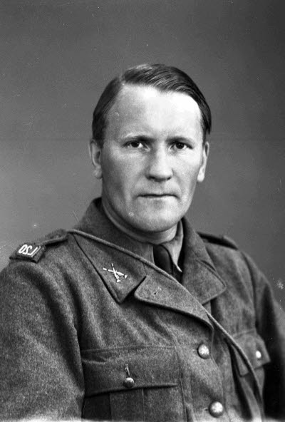 Porträtt av en herre i militäruniform. Ateljefoto.