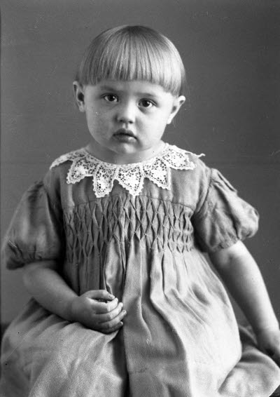 Porträtt av ett barn; en flicka. Ateljefoto.