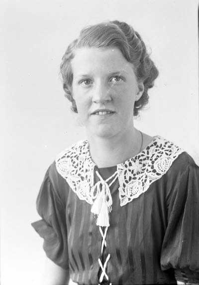 Porträtt av en dam. Ateljefoto.