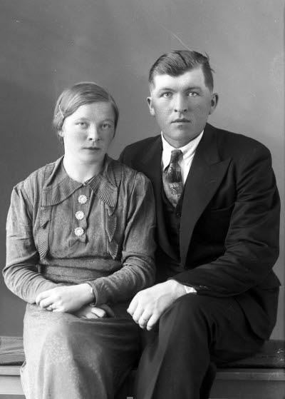 Porträtt av ett par; en herre och en dam. Ateljefoto.