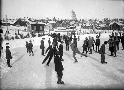 Skridskoåkare på Kungstorget.