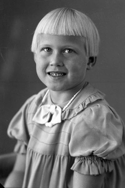 Porträtt av ett barn; en flicka. Ateljefoto.