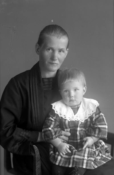 Porträtt av en kvinna och ett barn, flicka. Ateljefoto.