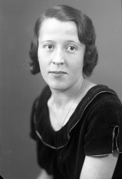 Porträtt av en dam. Ateljefoto.