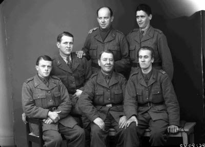 Porträtt av sex herrar i militäruniformer. Ateljefoto.