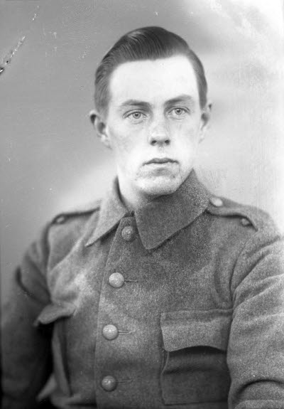 En herre i militäruniform.