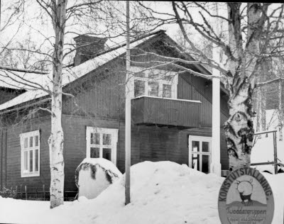 Tuoddarvillan, Bolagsvägen, Malmberget. Verkstad/utställningslokal för Tuoddargruppen; konstnärskollektiv (1975 - 2009) . Målning, teckning, grafik och textiltryck. Tidigare läkarbostad.