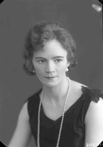 Porträtt av en dam. Ateljefoto.