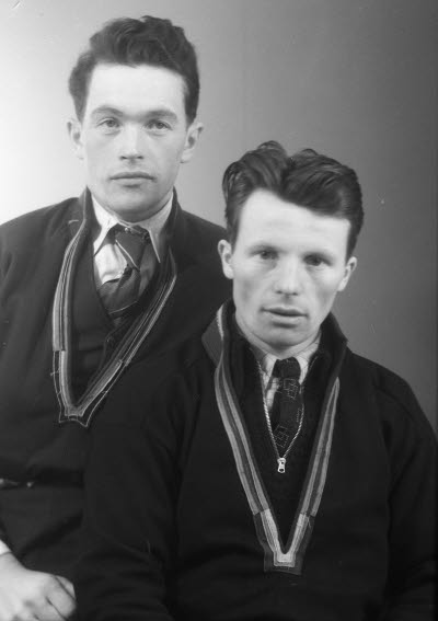 Porträtt av två herrar. Ateljefoto.