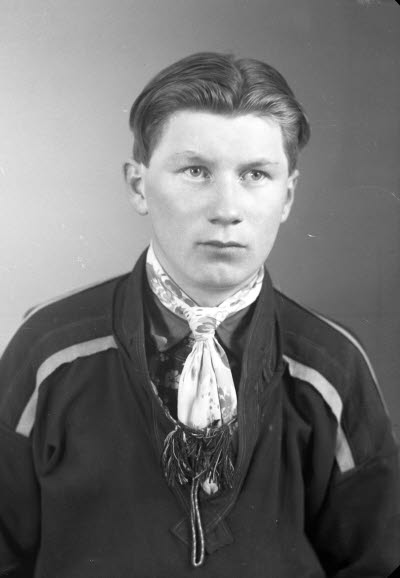 Porträtt av en herre i samedräkt. Ateljefoto.