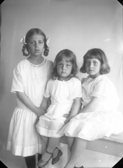 Porträtt av 3 barn, flickor. Ateljefoto.