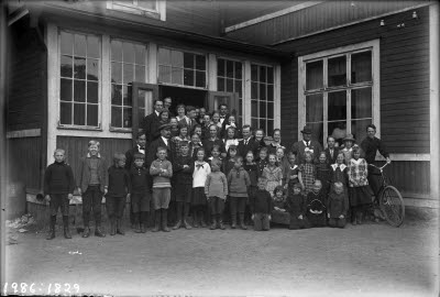 Exteriör; gruppbild; Godtemplare. Oidentifierade.