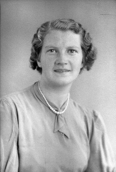 Porträtt av en dam. Ateljefoto.