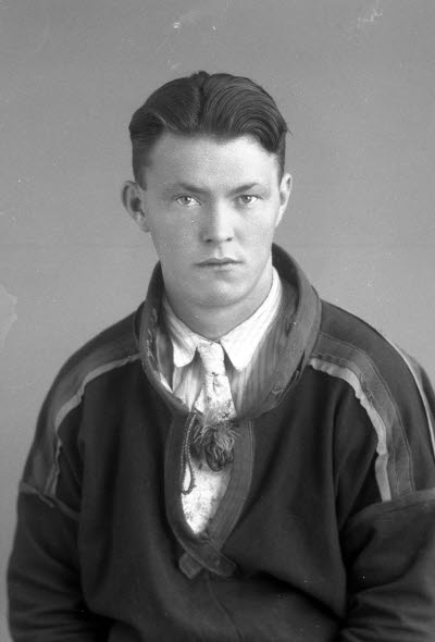 Porträtt av en herre i samedräkt. Ateljefoto.