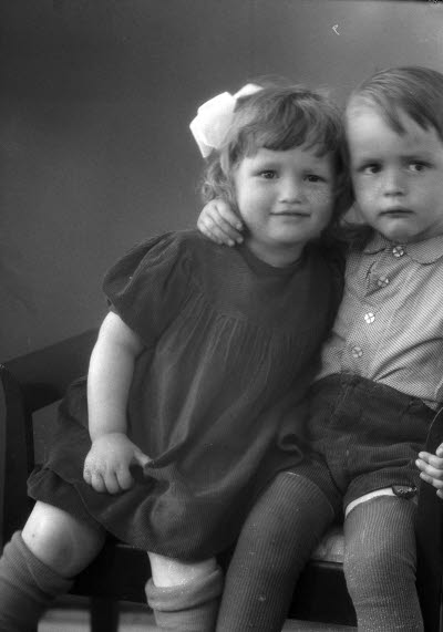 Porträtt av två barn, flicka, pojke. Ateljefoto.