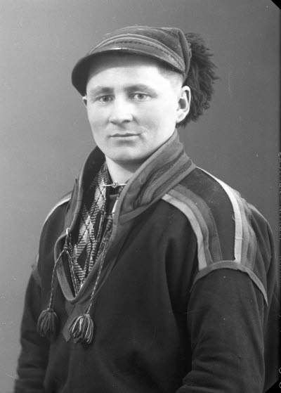 Porträtt av en herre i samedräkt. Ateljefoto.