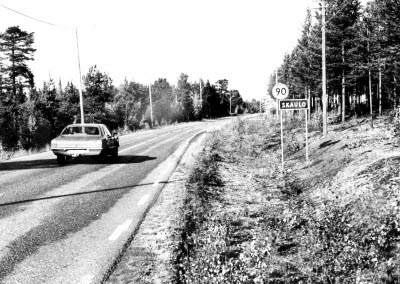 Vägskylt; ortnamnsmärke Skaulo. Landsväg.