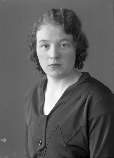 Porträtt av en dam. Ateljefoto.