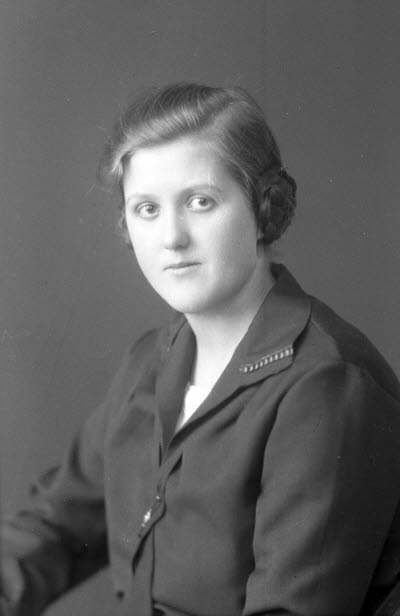 Porträtt av en dam. Ateljefoto.