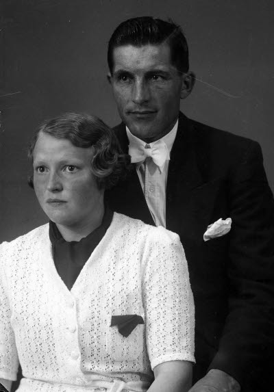 Porträtt av ett par; en herre och en dam. Ateljefoto.