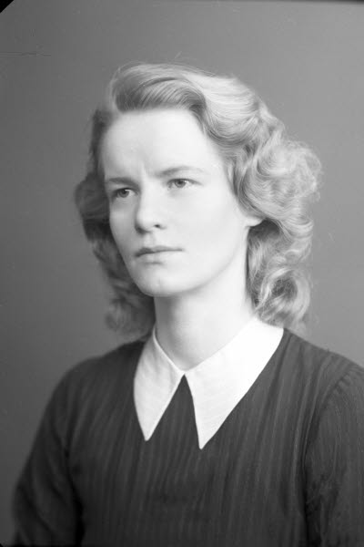 Porträtt av en dam. Ateljefoto.