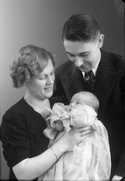 Porträtt av en herre och en dam med ett barn. Ateljefoto.