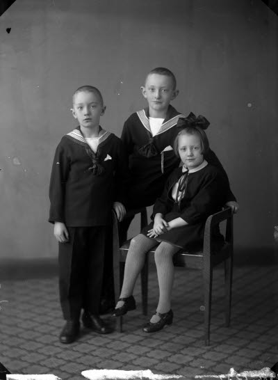 Porträtt av 3 barn, 2 pojkar, 1 flicka. Ateljefoto.