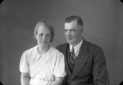 Porträtt av ett par; en herre och en dam. Ateljefoto.