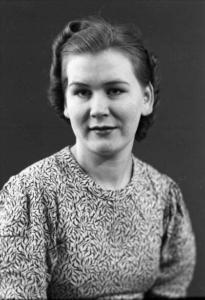 Porträtt av en dam. Ateljefoto.