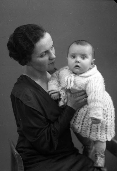 Porträtt av en dam och ett barn; mor och barn. Ateljefoto.