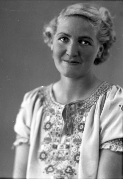 Porträtt av en dam. Ateljefoto.