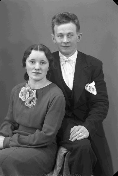 Porträtt av ett brudpar; en herre och en dam. Ateljefoto.