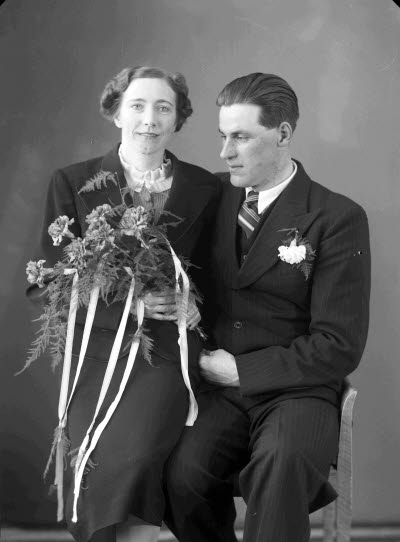 Porträtt av ett brudpar. Ateljefoto.