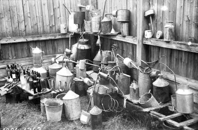 Polisens förråd av beslagtagna hembränningsapparater; brännvin; lönnkrögeri.