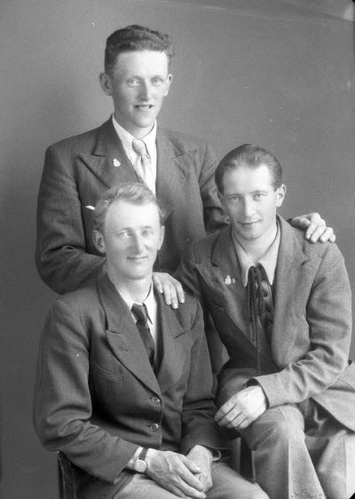 Porträtt av tre herrar. Ateljefoto.